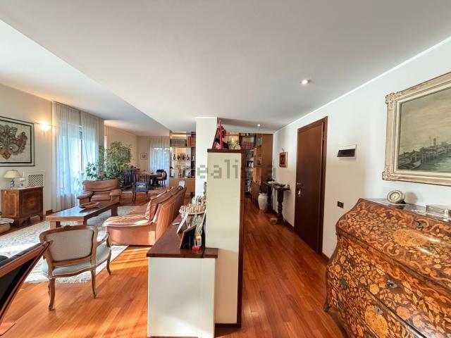 Appartamento in vendita di 204 m² in Via Benvenuto Cellini, 19