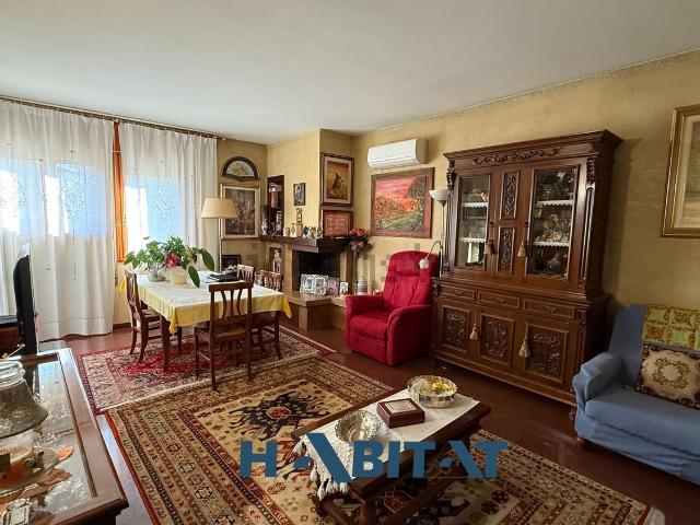 Appartamento in vendita di 204 m² in Via Petrarca
