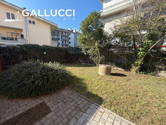 Appartamento in vendita di 204 m² in Via Rigopiano, 159