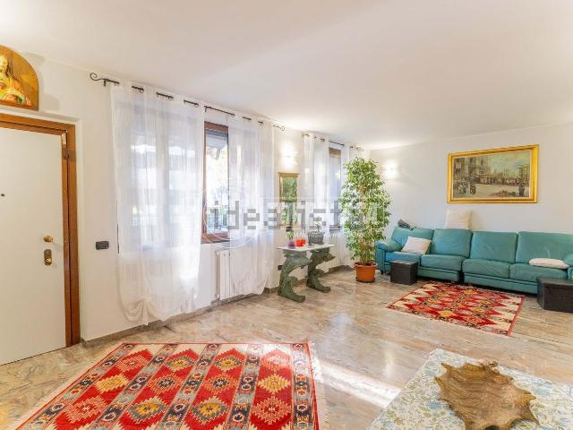 Appartamento in vendita di 205 m² in Via Baranzate