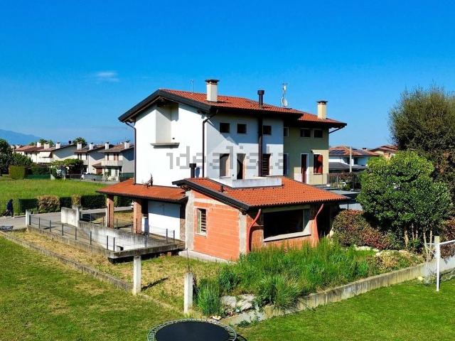 Appartamento in vendita di 206 m² in Via G. Donizetti, 16