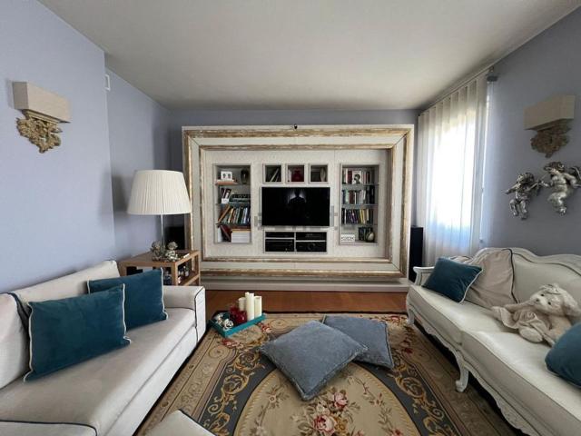 Appartamento in vendita di 206 m² in Via Nazioni Unite, 36