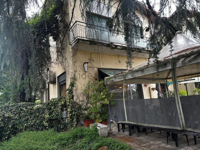 Appartamento in vendita di 207 m² in Via A. Manzoni