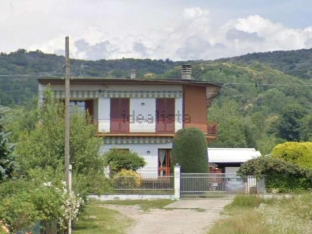 Appartamento in vendita di 209 m² in Via Alto Vergante, 57