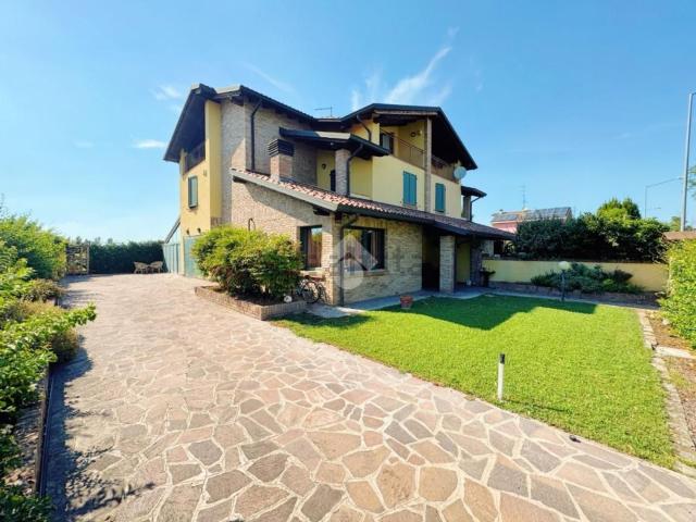 Appartamento in vendita di 209 m² in Via Enrico De Nicola, 3