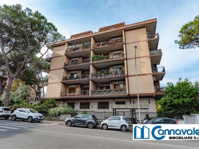 Appartamento in vendita di 209 m² in Via Vinicio Cortese