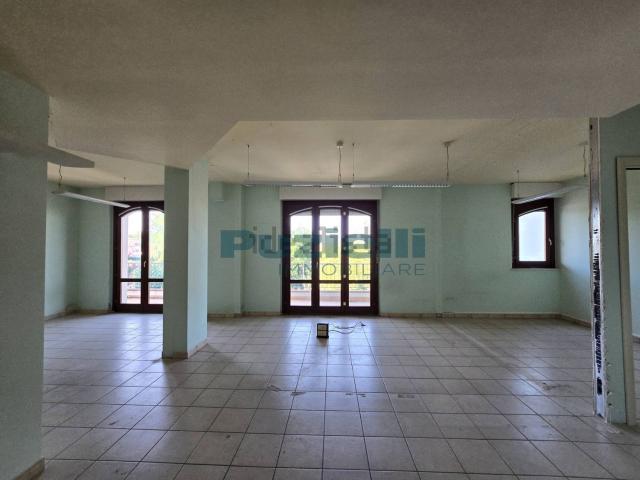 Appartamento in vendita di 209 m² in Viale XXV Aprile, 37