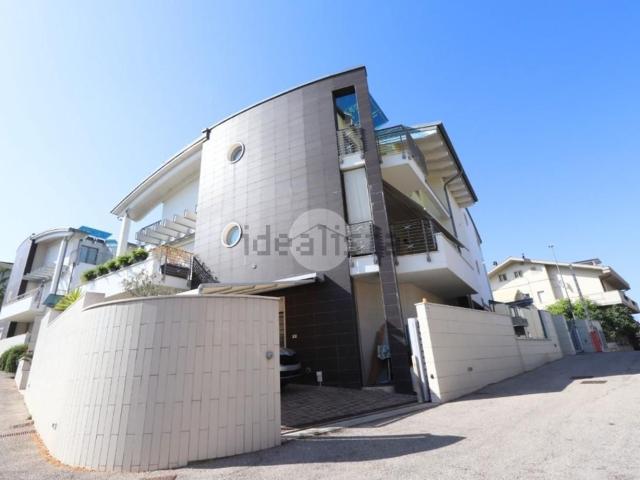 Appartamento in vendita di 210 m² in Via Colle Innamorati, 49
