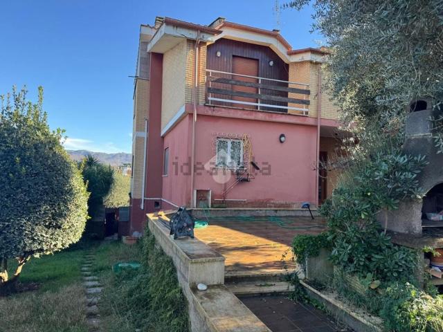 Appartamento in vendita di 210 m² in Via Colle Villa, 1