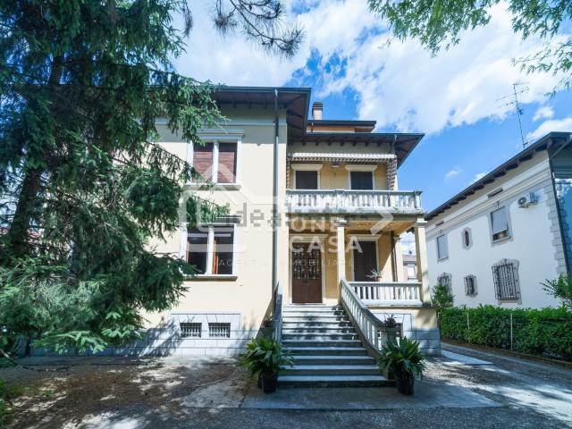 Appartamento in vendita di 210 m² in Via Guido Riccio Fogliani