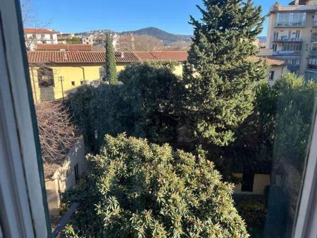 Appartamento in vendita di 210 m² in Via dei della Robbia