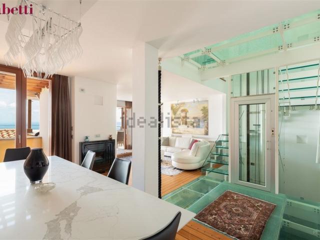 Appartamento in vendita di 210 m² in Via dello scoglio