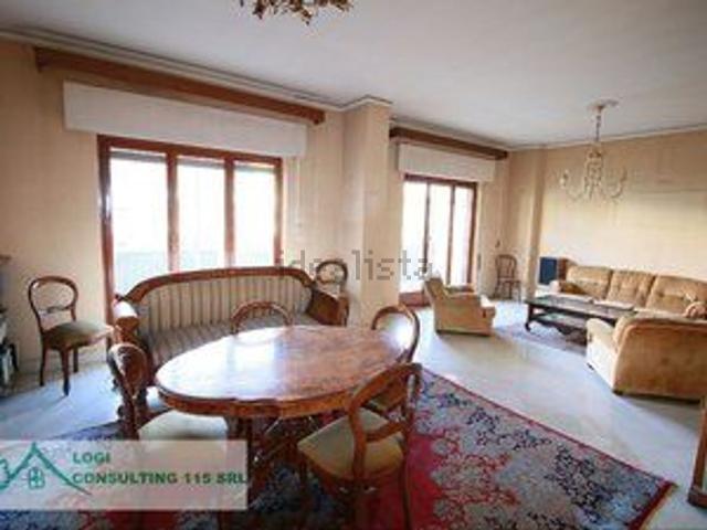 Appartamento in vendita di 210 m² in Via Empedocle Restivo, 102