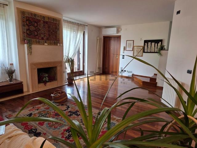 Appartamento in vendita di 210 m² in Via Federico Da Montefeltro, 18