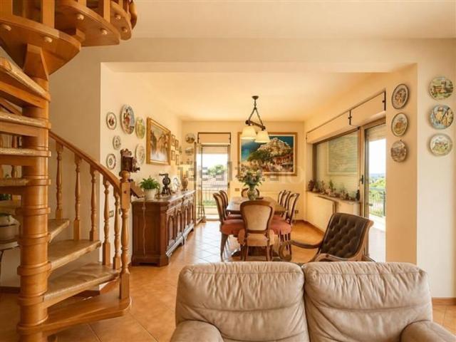 Appartamento in vendita di 210 m² in Via Frascati Antica