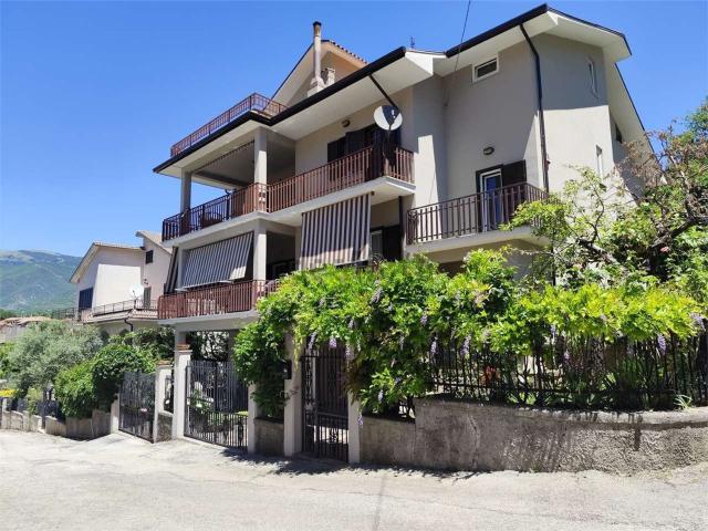 Appartamento in vendita di 210 m² in Via San Rita da Cascia, 2