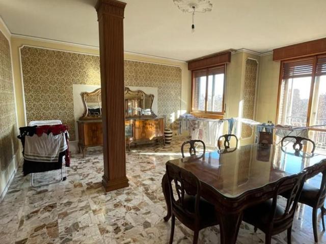 Appartamento in vendita di 210 m² in Viale C. Sigonio