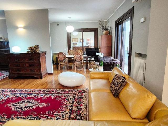 Appartamento in vendita di 210 m² in Viale Giuliano Vanzolini