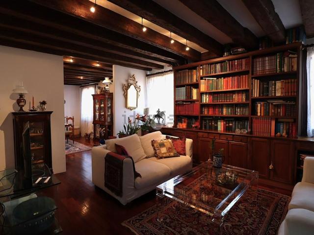 Appartamento in vendita di 210 m² in Calle dei Fabbri, 900