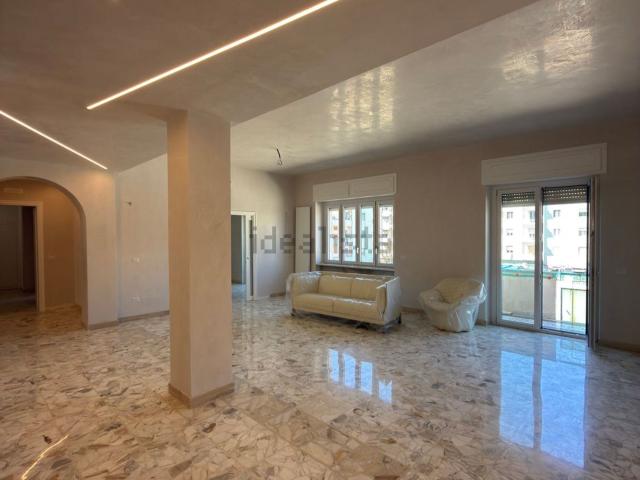 Appartamento in vendita di 210 m² in Corso Luigi Fera, 119