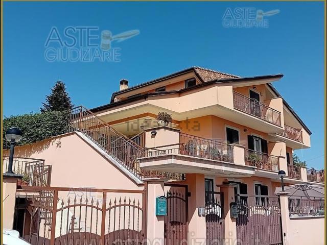 Appartamento in vendita di 211 m² in Via Fontana del Lago