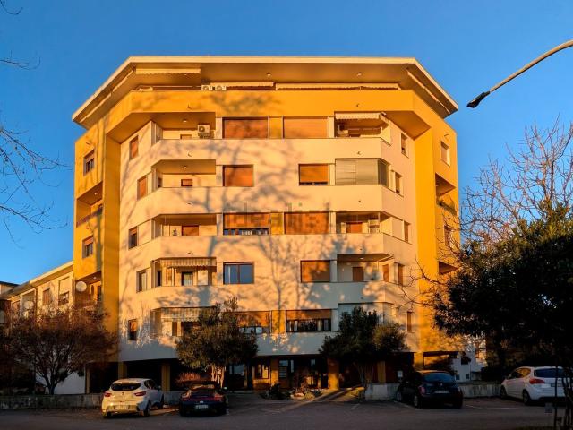 Appartamento in vendita di 212 m² in Via Cortina, 1