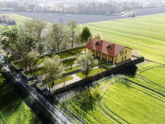 Appartamento in vendita di 212 m² in Via Ferrara