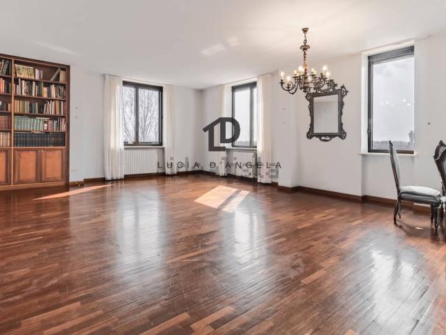 Appartamento in vendita di 212 m² in Via Fratelli Rosselli, 18