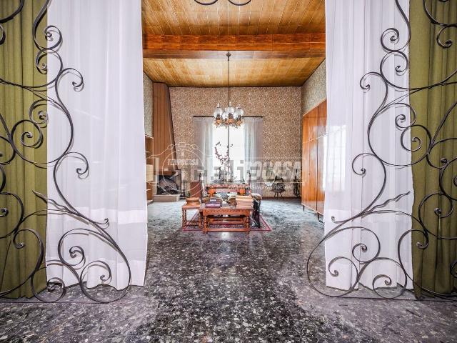 Appartamento in vendita di 212 m² in Via Libertà