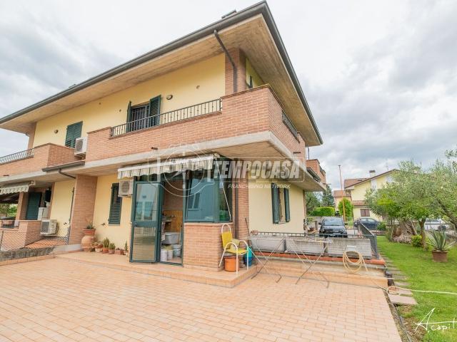 Appartamento in vendita di 213 m² in Via Giorgio Ambrosoli, 240