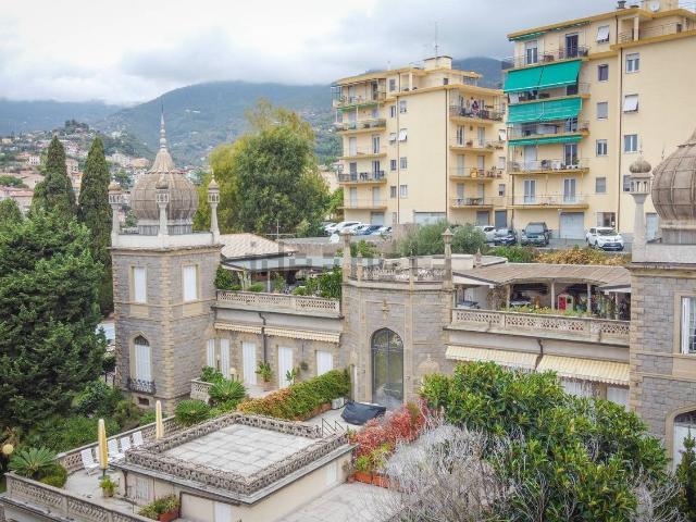 Appartamento in vendita di 213 m² in Via Giovanni Borea, 35