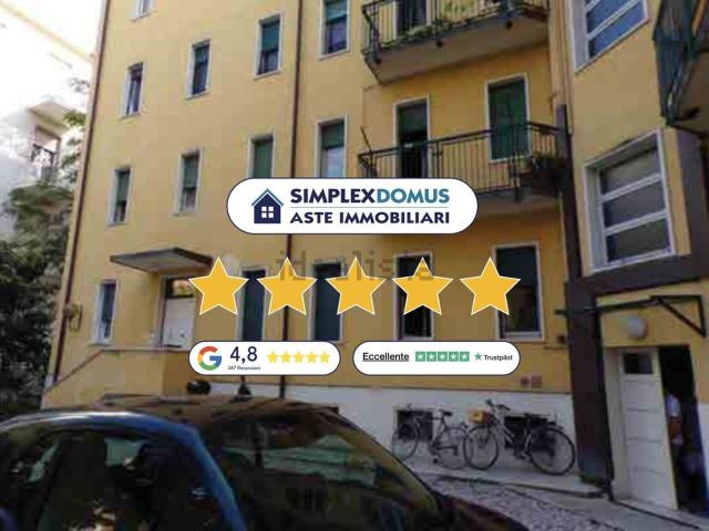 Appartamento in vendita di 213 m² in Via Domenico Bolognesi