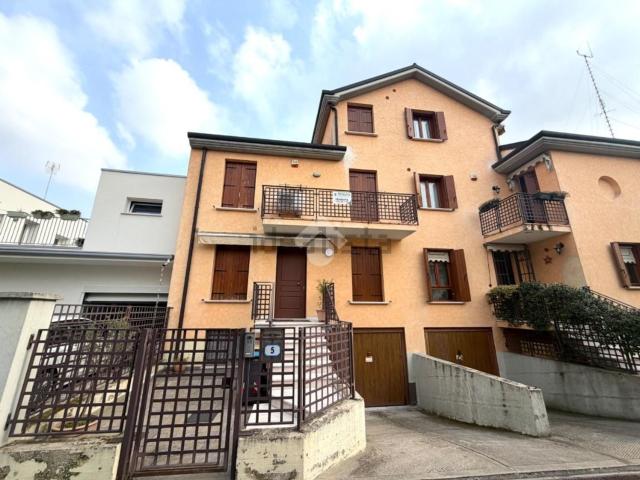 Appartamento in vendita di 213 m² in Via Padre Reginaldo Giuliani