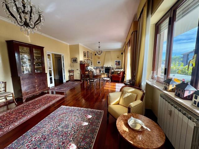 Appartamento in vendita di 214 m² in Via Cassia, 551