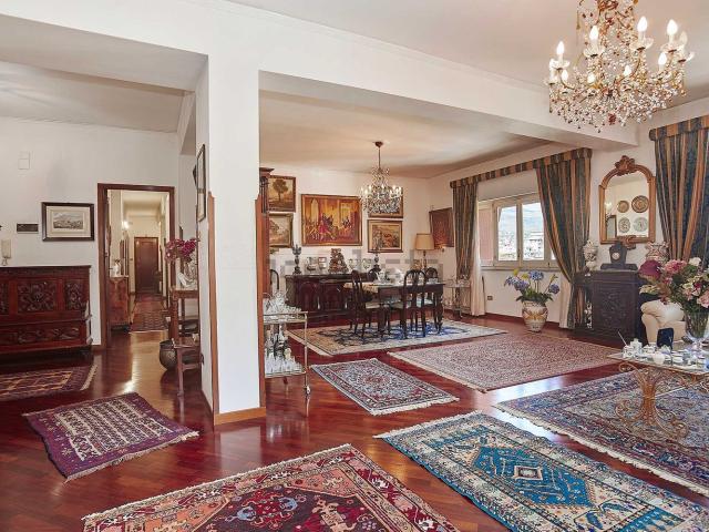 Appartamento in vendita di 214 m² in Via Empedocle Restivo, 94