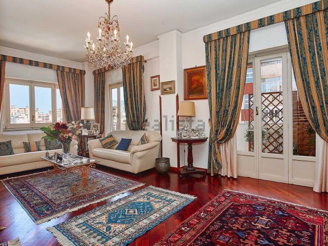 Appartamento in vendita di 214 m² in Via Empedocle Restivo, 94