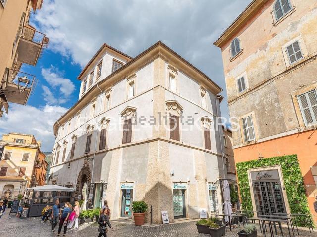 Appartamento in vendita di 214 m² in Via Trevio