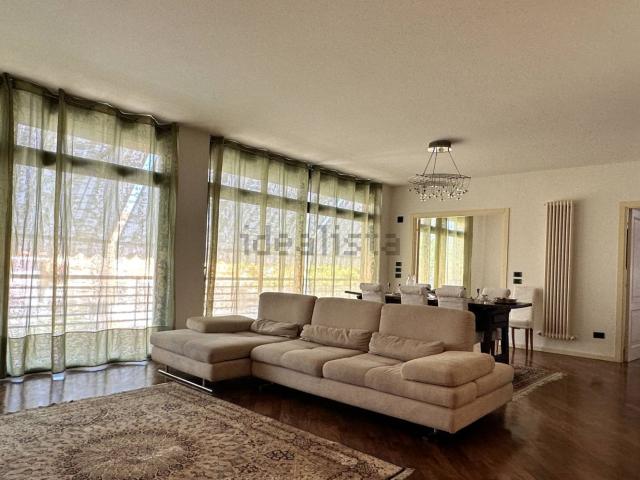 Appartamento in vendita di 214 m² in Viale Cesare Battisti