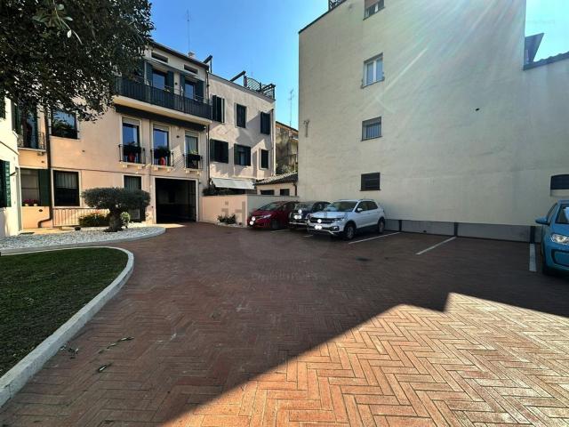 Appartamento in vendita di 215 m² in Via Cesare Battisti