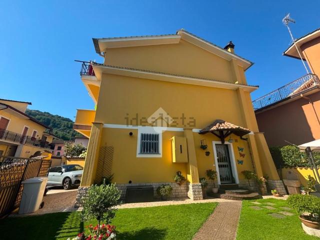 Appartamento in vendita di 215 m² in Via Giulianello, 72