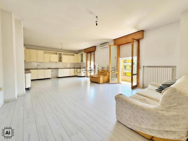 Appartamento in vendita di 215 m² in Via Giacomo Leopardi, 1