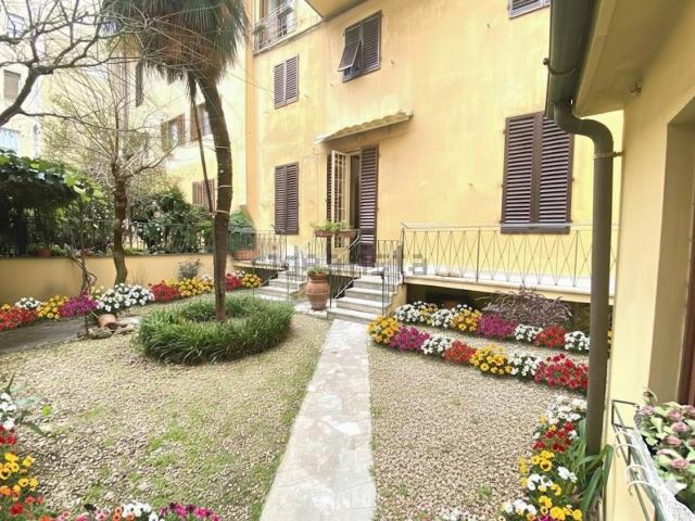 Appartamento in vendita di 215 m² in Via Gustavo Modena