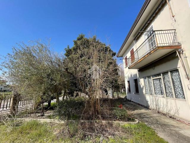 Appartamento in vendita di 215 m² in Via Dei Salici, 1