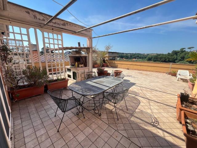 Appartamento in vendita di 215 m² in Via della Giustiniana, 204
