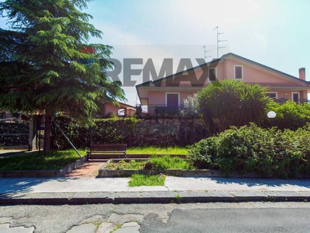 Appartamento in vendita di 215 m² in Via Federico de Roberto, 1