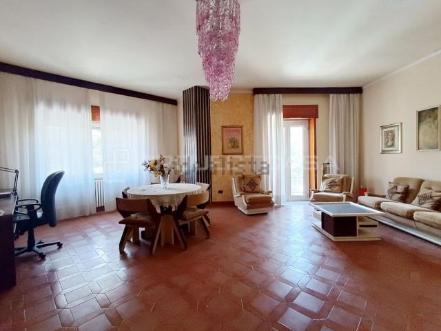 Appartamento in vendita di 215 m² in Via Vincenzo Consiglio, 5
