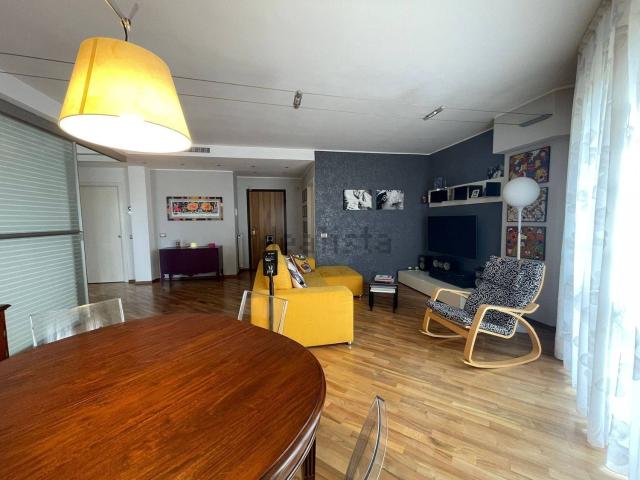 Appartamento in vendita di 216 m² in Via Sondrio, 4