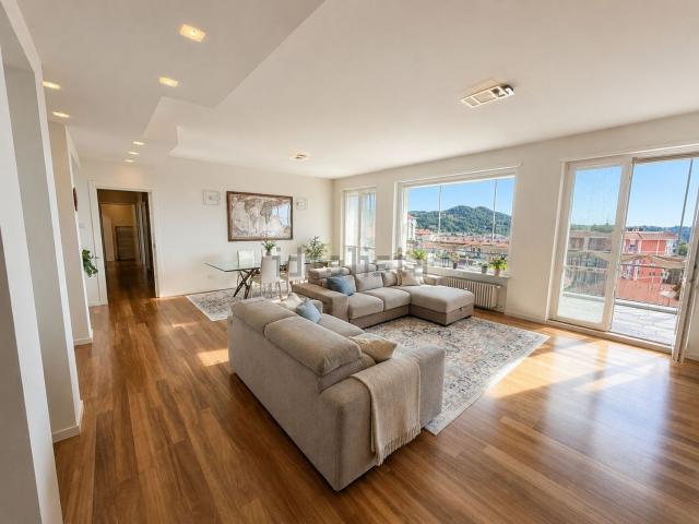 Appartamento in vendita di 216 m² in Via Trieste, 20