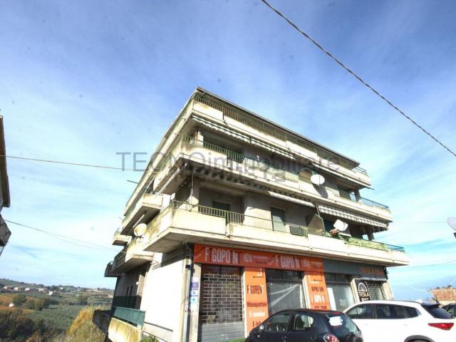 Appartamento in vendita di 216 m² in Via Vittorio Bachelet