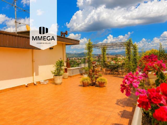Appartamento in vendita di 216 m² in Viale Luigi Gori